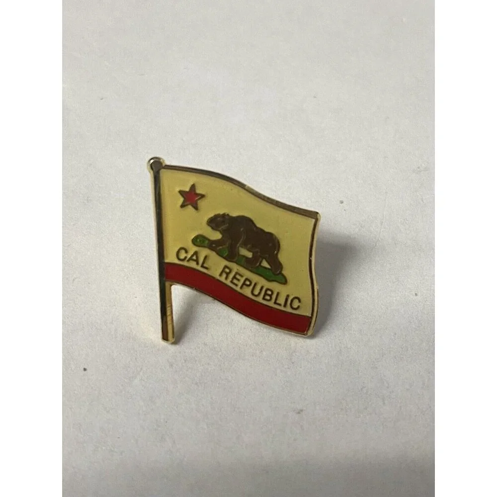 LOT 3 Oregon California & 2009 Alaska Celebrating 50 Years of Statehood Pins